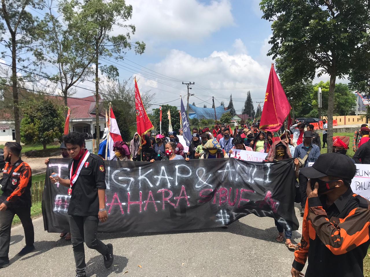 Ratusan Orang Demo ke Polres Simalungun Minta Oknum Humas PT TPL Ditahan