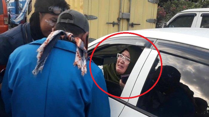 Tangisan Wanita Ini Papasan dengan Mahasiswa Demo di Tol Lingkar Dalam, Pesannya Menggetarkan