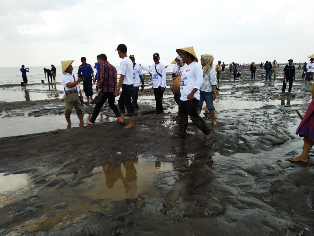 gunakan-bambu-berisi-kapur-bupati-wabup-nikmati-menyumbun-di-acara-puncak-festival-kampung-laut.jpg