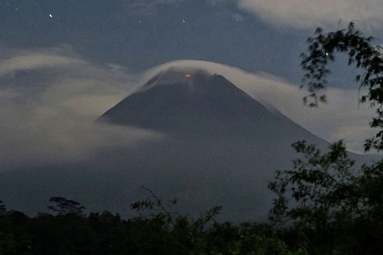 Status Siaga, Pagi Ini Gunung Merapi Keluarkan Awan Panas Guguran Sejauh 1.000 Meter