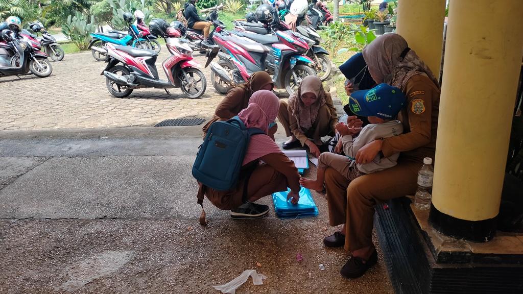 Jumiarti Antar Berkas ke BKPSDM, Berharap jadi PPPK Setelah 15 Tahun Jadi Guru Honorer