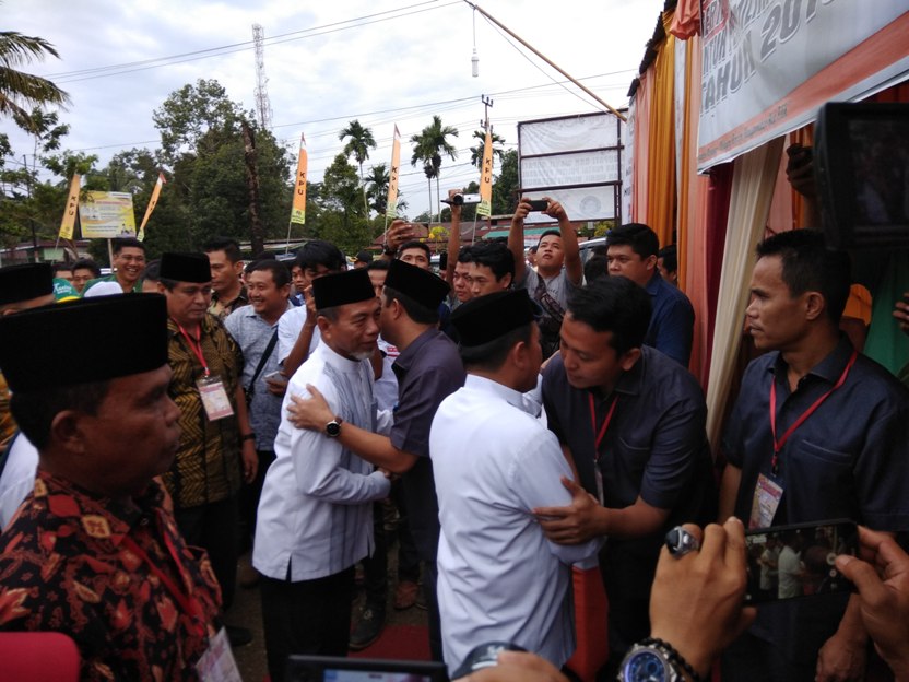 hamas-resmi-mendaftar-ke-kpu-diarak-ribuang-orang_20180110_192451.jpg