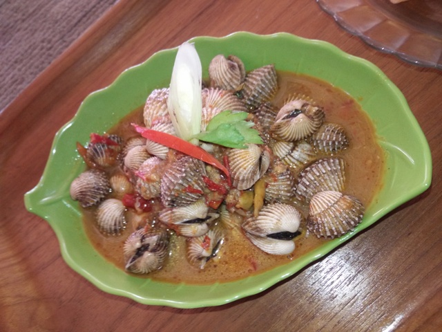 Resep Kerang Saos Padang, Rebus Kerang dalam Air Bersama Daun Salam