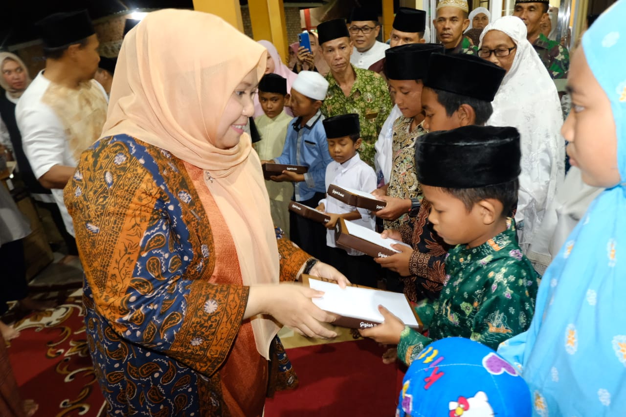 Bupati Masnah Safari Ramadhan Perdana Desa Pematang Jering, Beri Santunan Warga Kurang Mampu