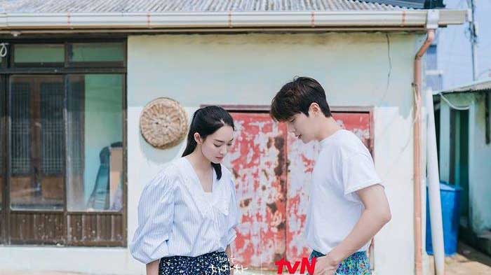 Link Nonton Hometown Cha-Cha-Cha Sub Indo Episode 8: Hye Jin Akan Mencium Du Shik?