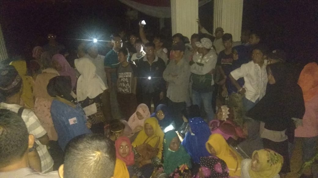 Hujan dan Mati Lampu, Pendemo Bertahan di Kantor Bupati Merangin