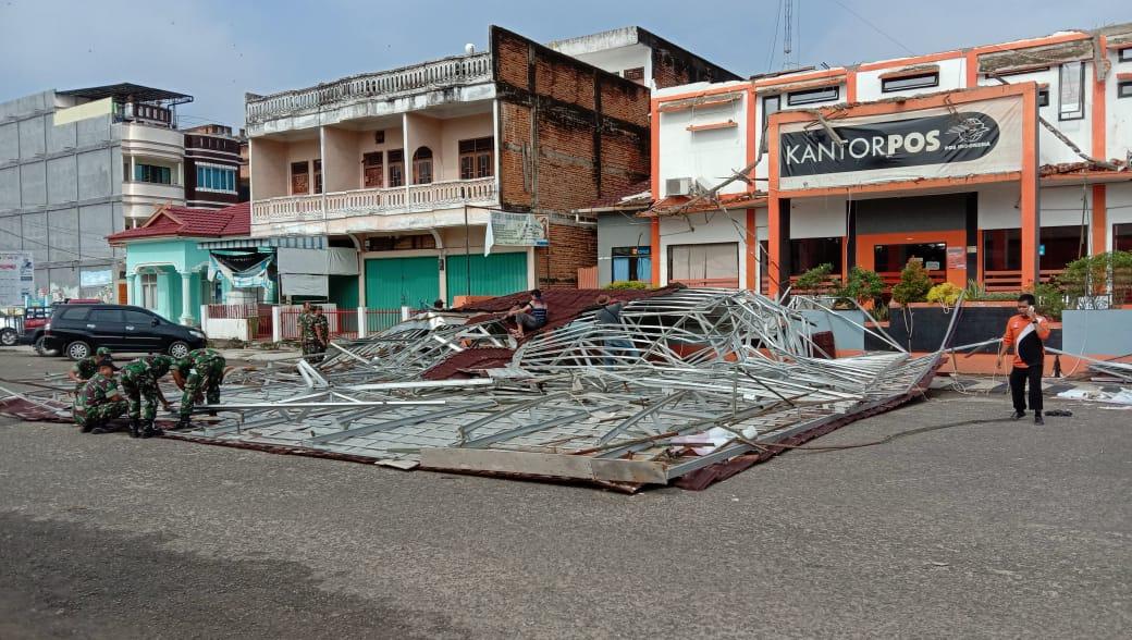 hujan-deras-disertai-angin-kencang-di-bungo-bikin-atap-kantor-pos-muara-bungo-roboh.jpg
