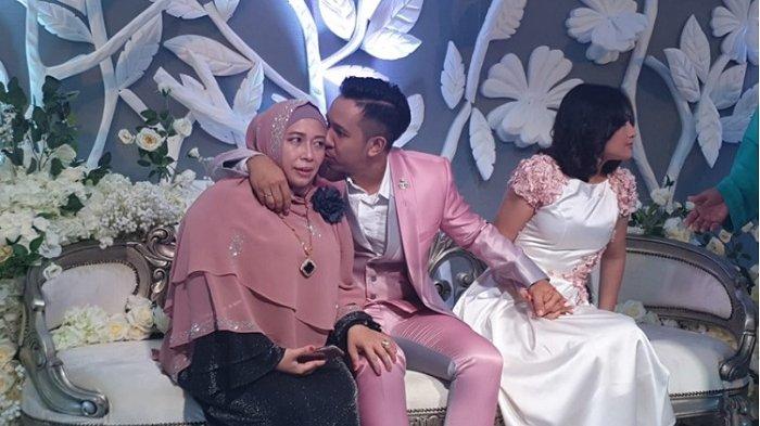 Seorang Ibu Ditolak Datang ke Pernikahan Anaknya, Ekspresi Menantu Jadi Sorotan