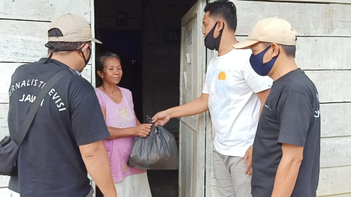 Janda Tua dapat Bantuan Paket Sembako dari IJTI Jambi Sarolangun, Bantu Korban Terdampak Covid-19