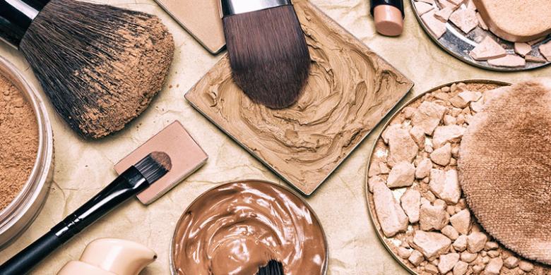 Cocokan Mana, Bedak Tabur atau Bedak Padat? Sesuaikan dengan Rutinitas Anda