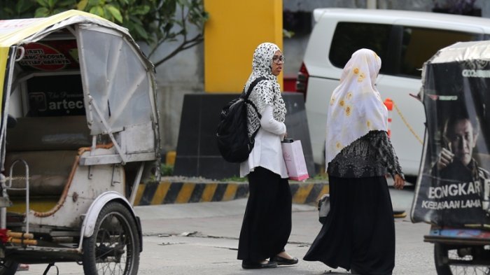 Usai Bertemu Mantan Gubernur Sumut, Istri Pertama dan Anaknya Pulang Naik Angkot