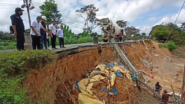 jalan-lintas-sarolangun-tembesi-longsor-2021.jpg