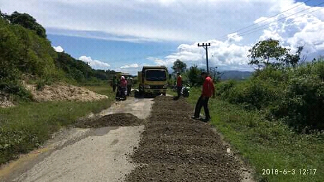 jalan-yang-menghubungkan-desa-koto-salak_20180605_124803.jpg