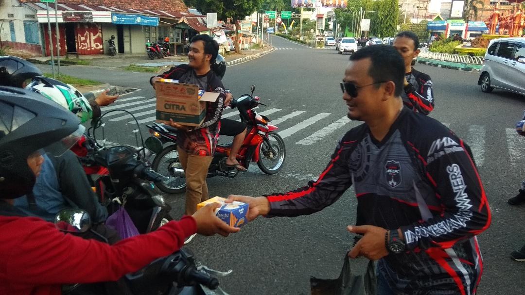 Jambi Max Owner Berbagi, Ratusan Takjil Dibagi Gratis ke Pengguna Jalan