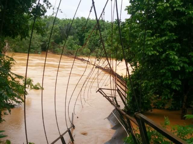 BREAKING NEWS Jembatan Gantung Ambruk, Puluhan Orang Terseret Arus Sungai, Simulasi Arung Jeram