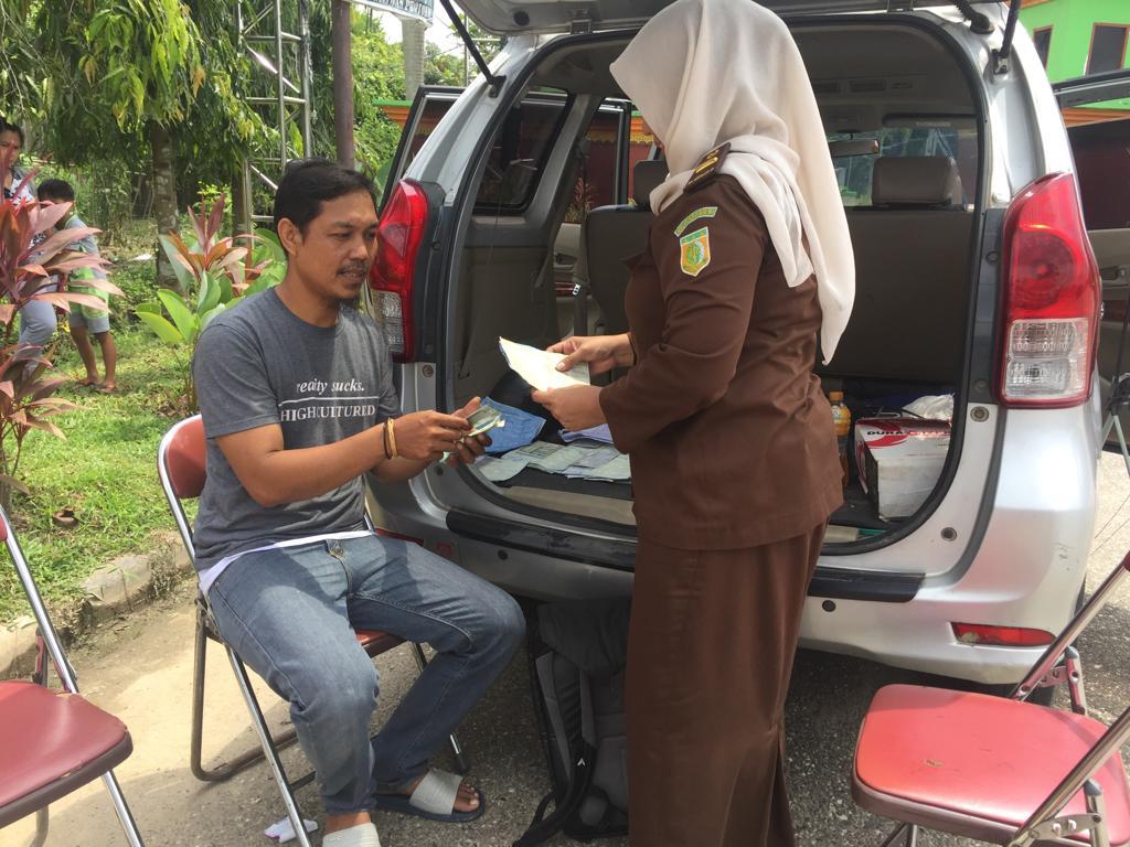 Jemput Bola, Kejari Muarojambi Lakukan Pembayaran Tilang On The Spot, Bantu Warga yang Tinggal Jauh