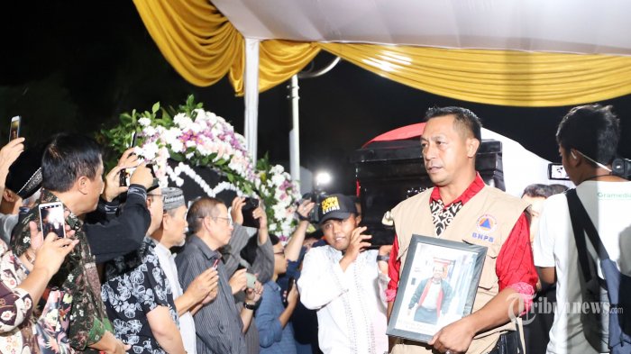 Pengangkat Peti Jenazah Sutopo Purwo Nugroho Merasa Aneh,