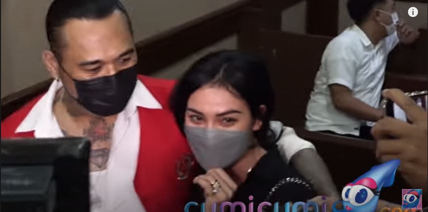 Nora Alexandra Dipeluk Erat Jerinx SID, Saat Suaminya Divonis 1 Tahun Penjara
