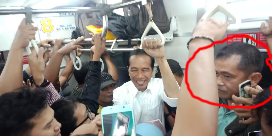 Warga Kaget saat Jokowi Tunjuk Pria di Sebelahnya, Pemyamaran Komandan Paspampres Tak Terdeteksi