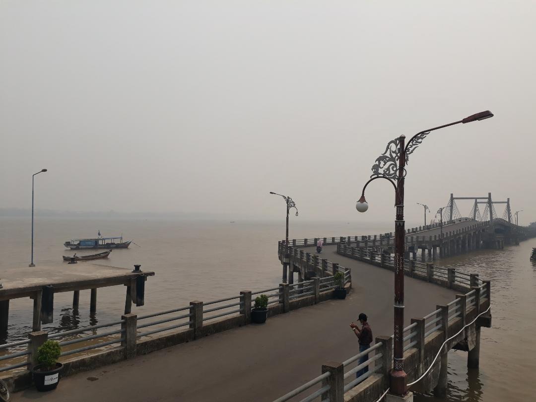 kabut-asap-ganggu-aktivitas-laut-di-kuala-tungkal-jarak-pandang-pengguna-jalur-pelayaran-terbatas.jpg