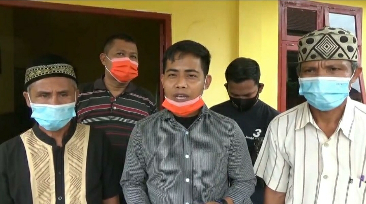 Dua Warga Desa Polisikan Kades di Sarolangun