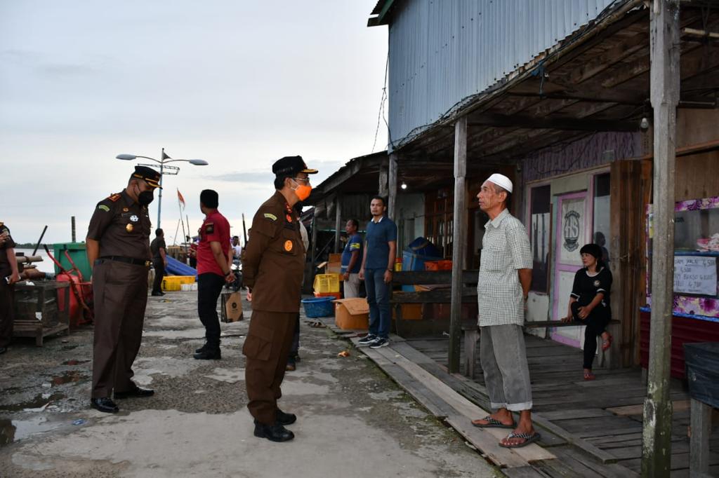Kajati Jambi Johanis Tanak Kunjungi Kampung Nelayan di Sabak untuk Pemulihan Ekonomi Nasional