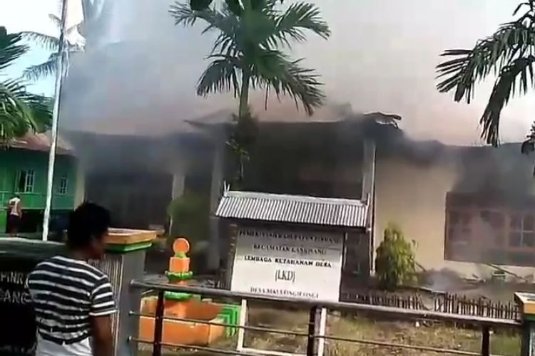 VIRAL Dipicu Kecewa Persoalan Akta Tanah, Muhamad Sai Bakar Kantor Desa Live Facebook