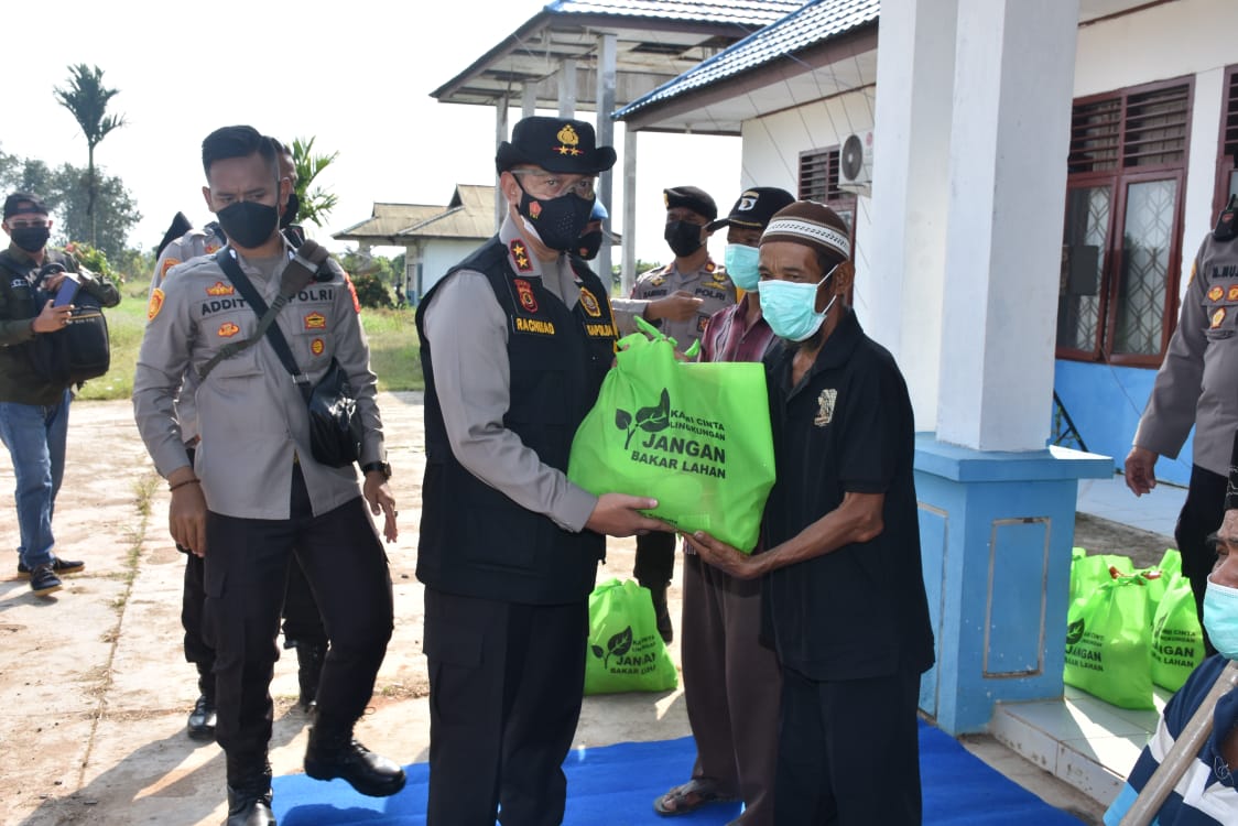 Kapolda Jambi Bagikan 150 Paket Sembako ke Warga Terdampak Covid-19 di Parit Babeko Tanjabtim