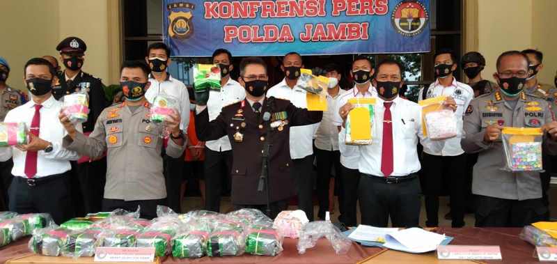 kapolda-jambi-irjen-pol-firman-shantyabudi-saat-press-rilis-kasus-41-kg-sabu.jpg