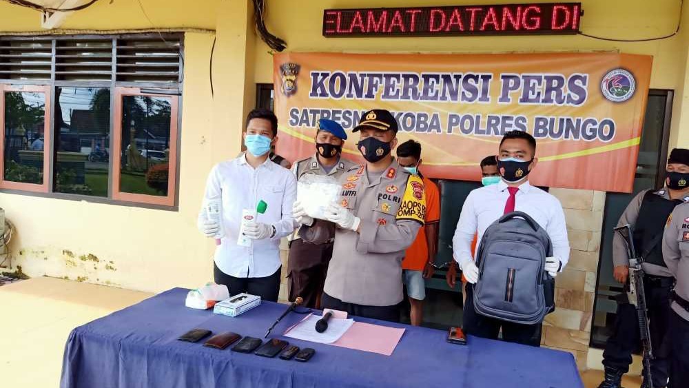 kapolres-bungo-akbp-mokhamad-lutfi-saat-press-rilis-kasus-narkotika-senin-16112020.jpg