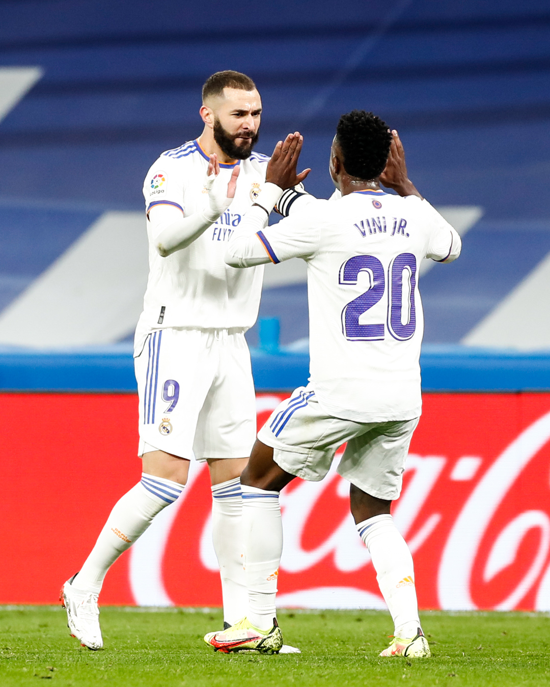 karim-benzema-dan-vinicius-junior-merayakan-kemenangan-real-madrid.jpg