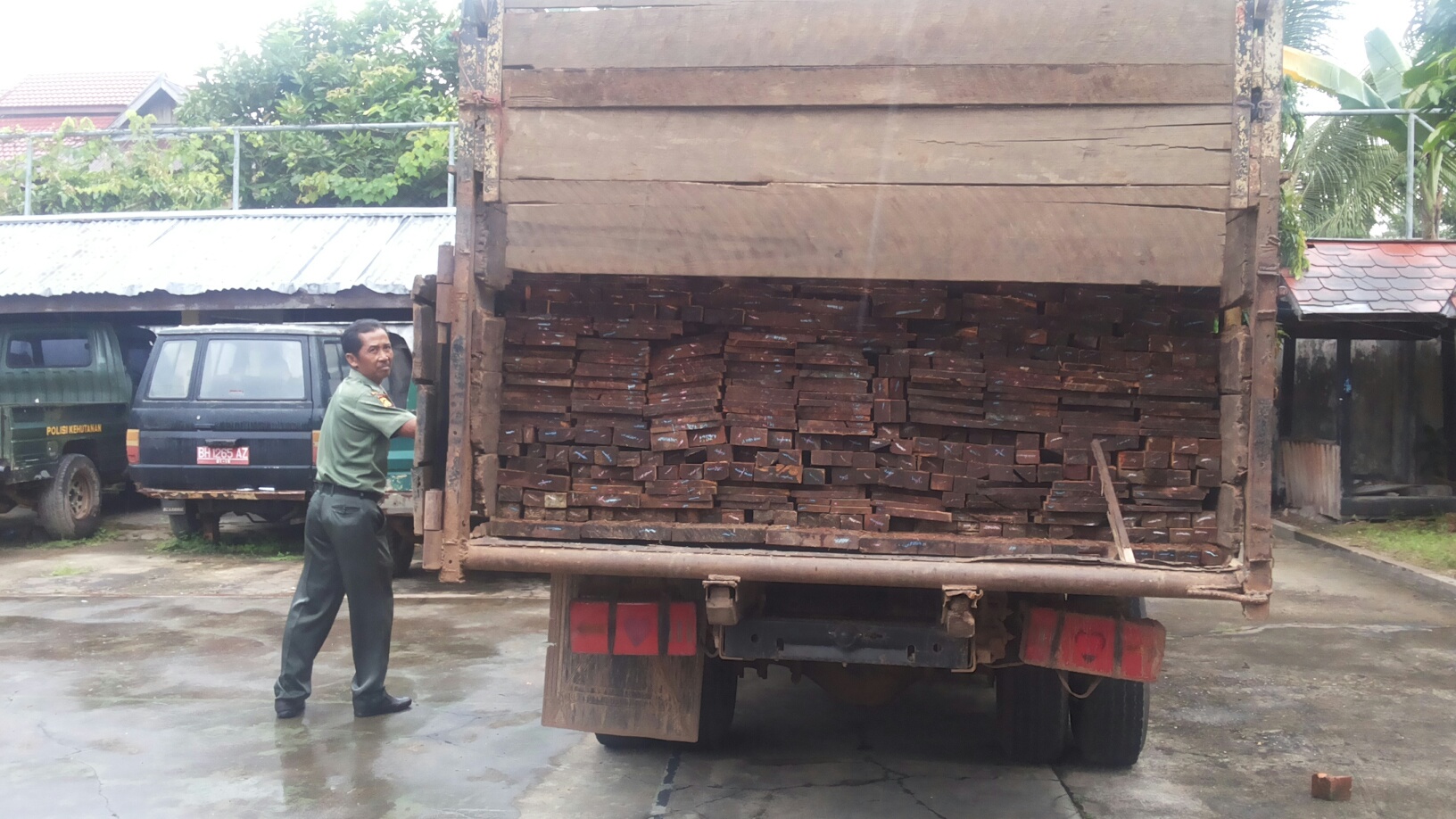 kayu-ilegal_20160329_193814.jpg