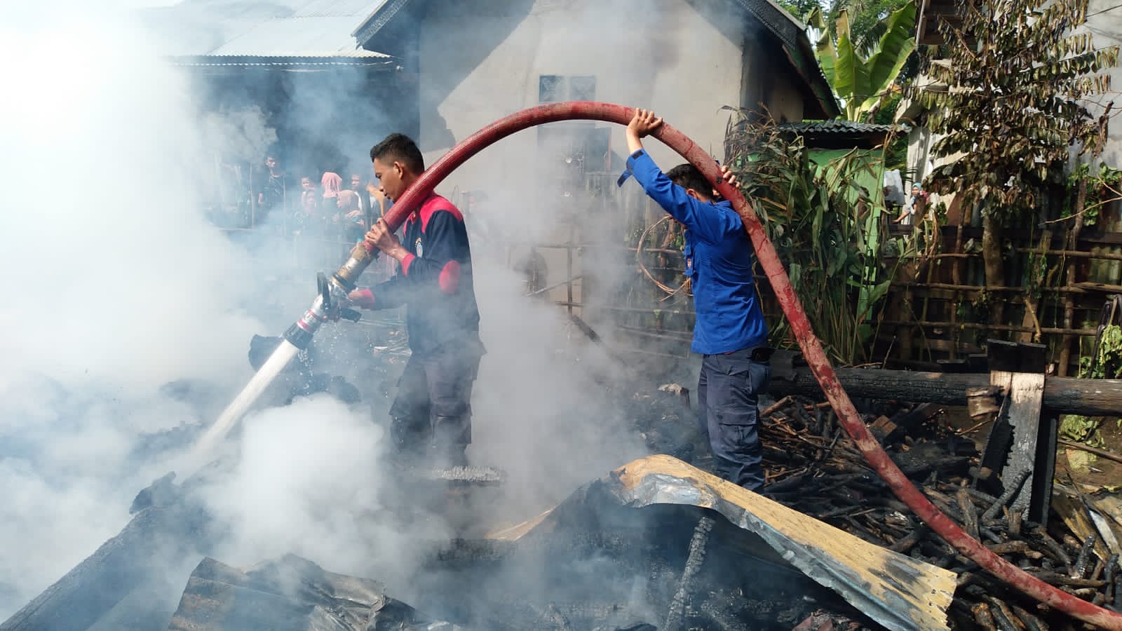 Ditinggal ke Kebun, Rumah Abas di Jujuhan Bungo Habis Dilalap Api Berikut Ekor Kambing Ikut Hangus