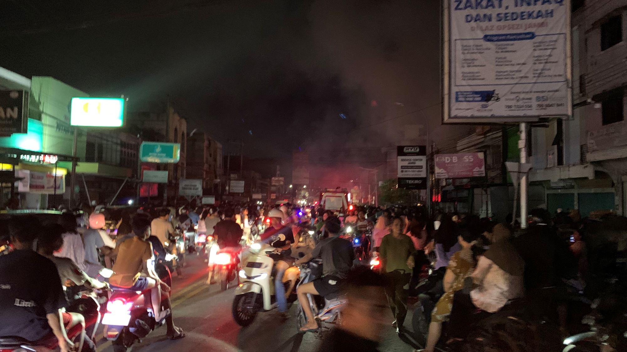 kebakaran-di-depan-Hotel-Aston-Jambi-tepatnya-di-deretan-PS-Store-Kamis-752026.jpg