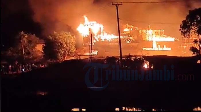 kebakaran-di-sungai-jambat-tanjabtim.jpg