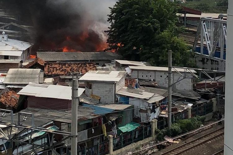 Sekira 450 Rumah Warga Kampung Brandan Terbakar, Api Mengamuk di Kawasan Ancol