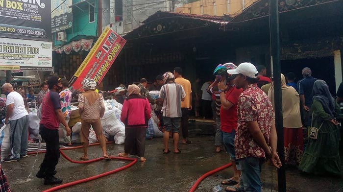 Petugas Damkar Berhasil Jinakkan Kebakaran Ruko Depan Kantor Bupati Merangin Dalam 15 Menit