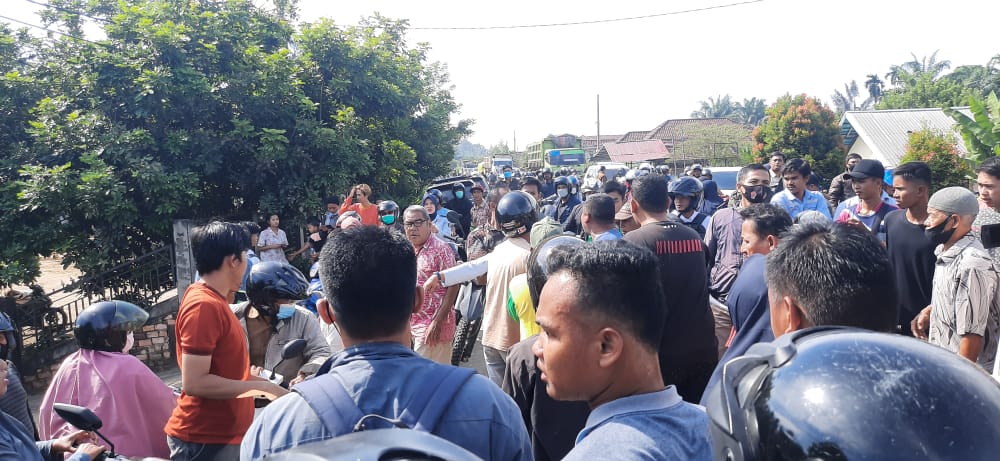 Akibat Kecelakaan Mobil Tahanan Lapas Perempuan di Sekernan Muarojambi, Lalu Lintas Macet Panjang