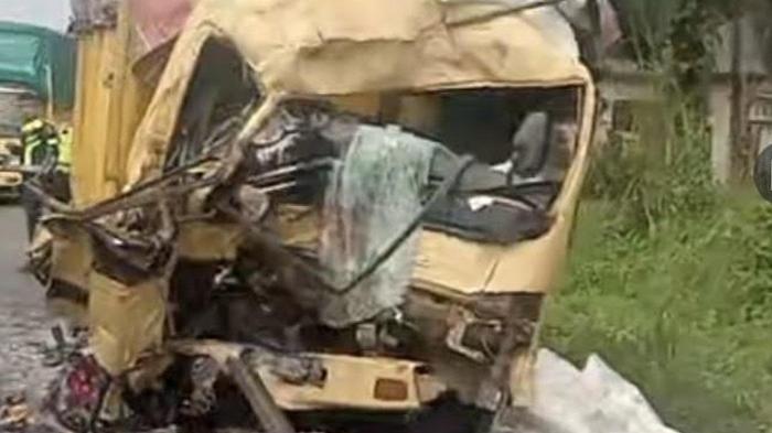 Sopir Truk Terjepit dalam Kabin setelah Tabrakan di Rantau Api Tebo - Tribunjambi.com