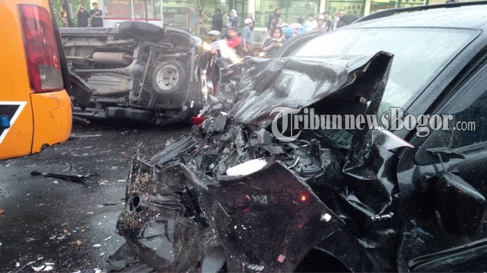 kecelakaan-maut-di-jalur-puncak_20170422_210935.jpg
