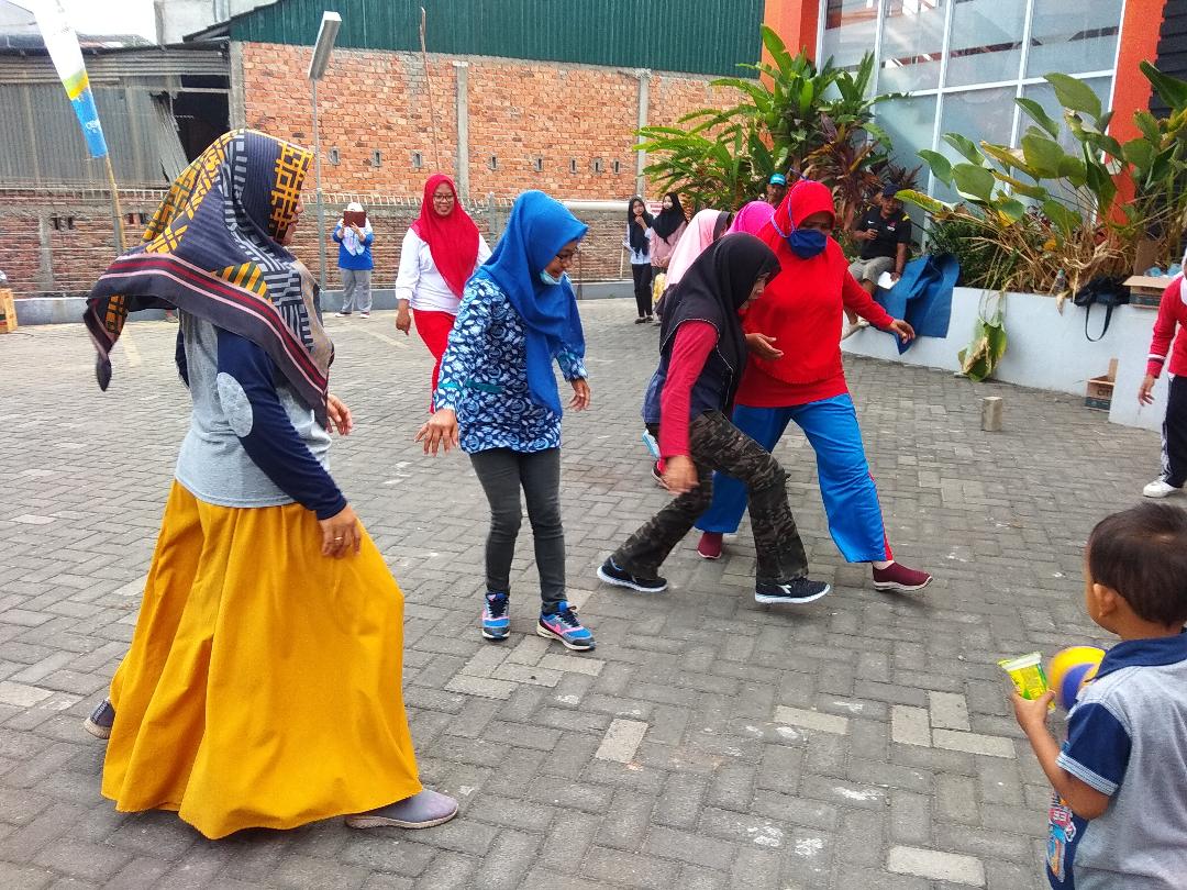 Minggu Ceria, Warga 3 RT Datangi Kantor Tribun Jambi, Semangat Emak-emak Rayakan HUT RI ke 74