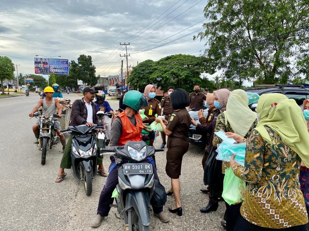 Kejaksaan Negeri Sarolangun Berikan Takjil pada Masyarakat