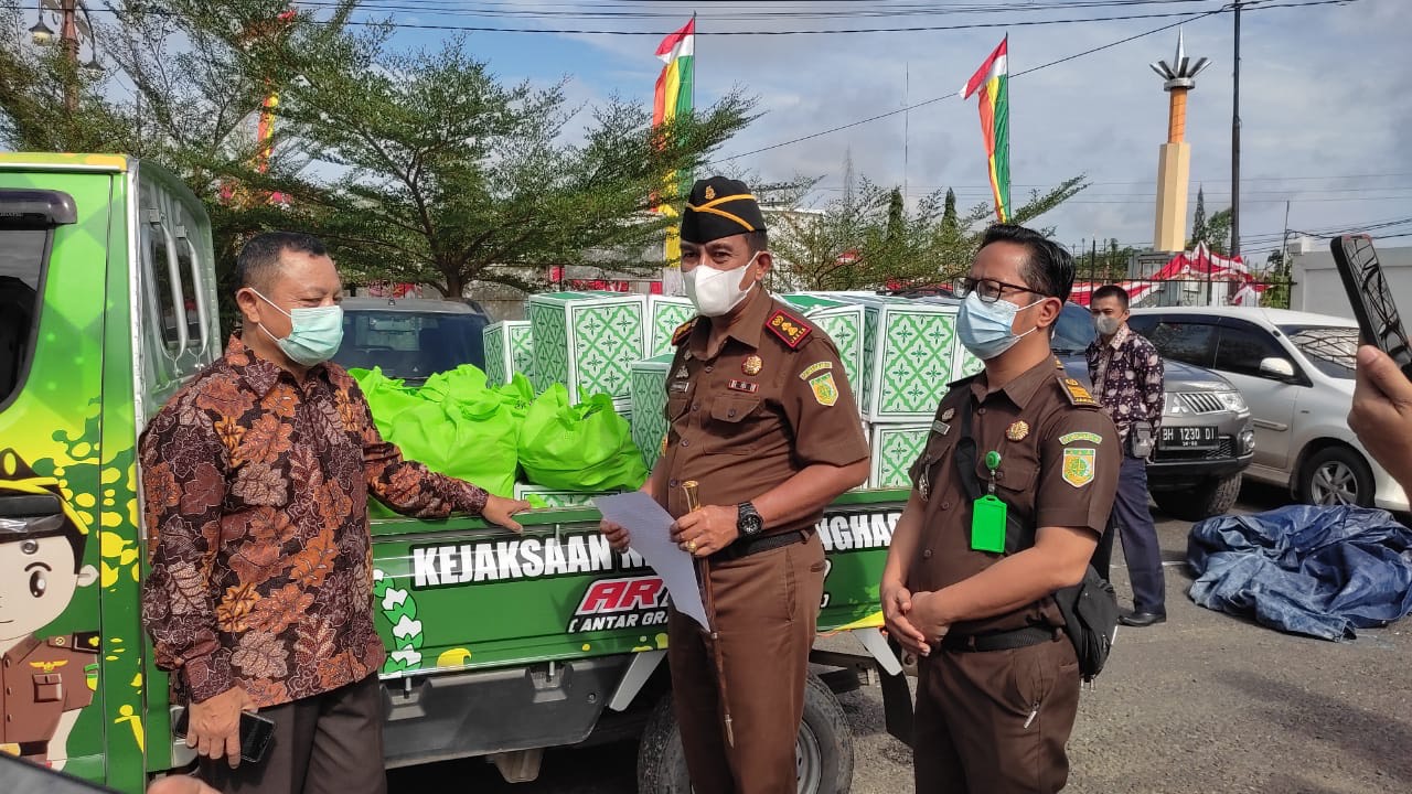 Kejari Batanghari Bagikan Ratusan Paket Sembako bagi Masyarakat Terdampak Pandemi Covid-19