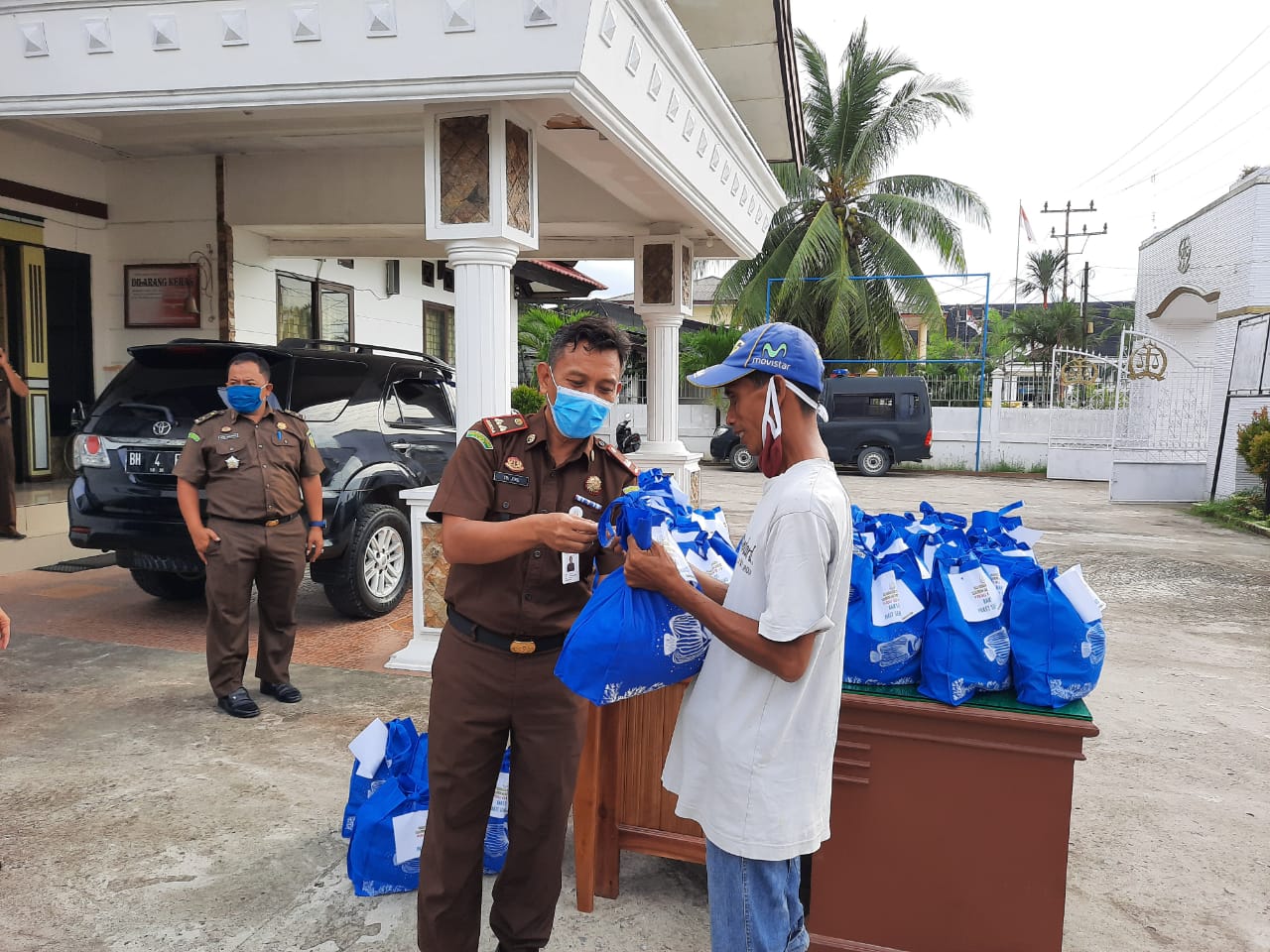 kejari-tanjabbar-saat-berikan-bantuan-kepada-tukang-becak-di-kuala-tungkal.jpg