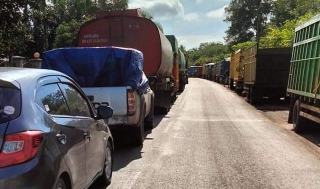 Jalan Muara Tembesi-Muara Bulian Macet 3 Km, Pengendara Sebut Ada Truk Parkir di Bahu Jalan