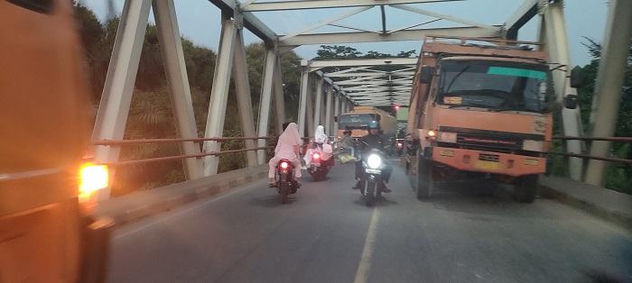 kemacetan-parah-akibat-sebuah-truk-Fuso-mogok.jpg