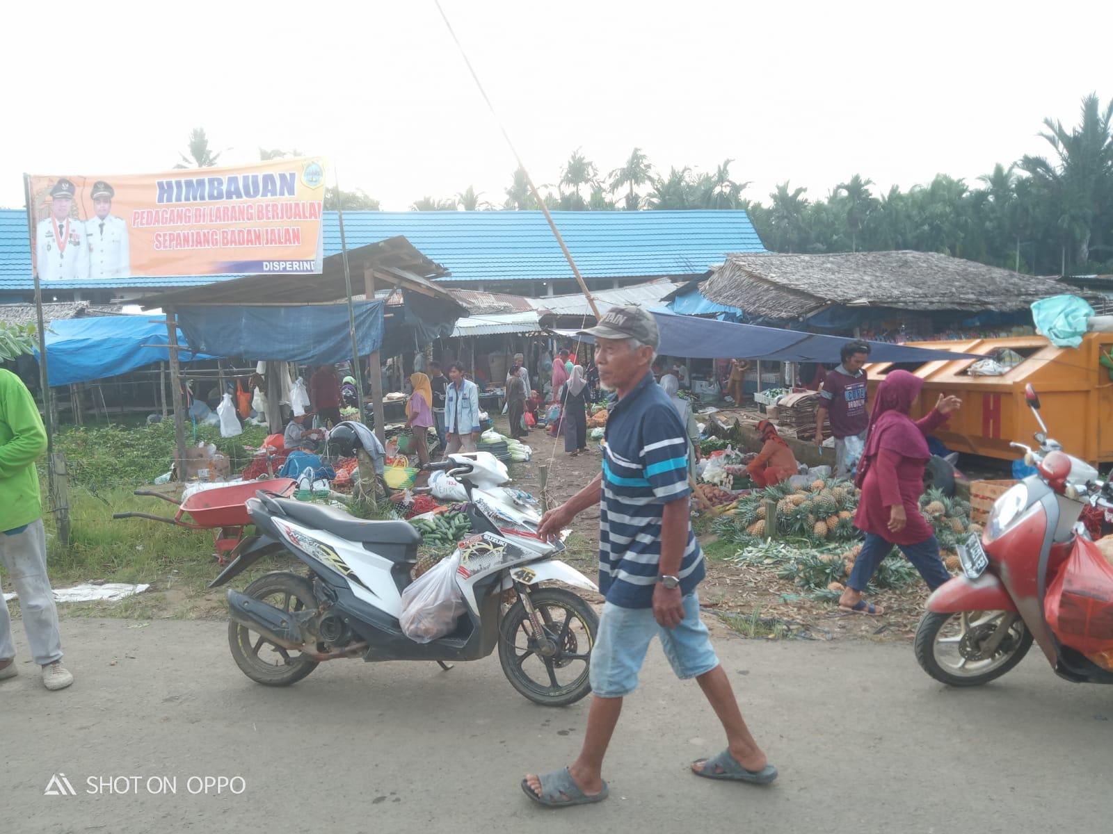 Pasar Kalangan Teluk Majelis Kurang Lahan Parkir, Banyak Kendaraan Parkir di Bahu Jalan