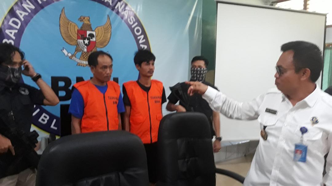 kepala-bnnp-jambi-merilis-dua-bandar-sabu-yang-berhasil-diringkus.jpg