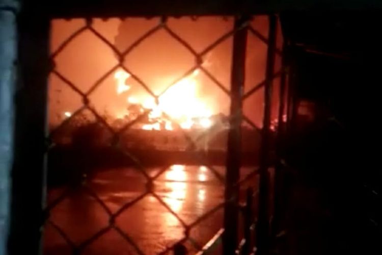 VIDEO Api Besar Berkobar di Kebakaran Kilang Minyak Pertamina Refinery Unit (RU) IV Cilacap
