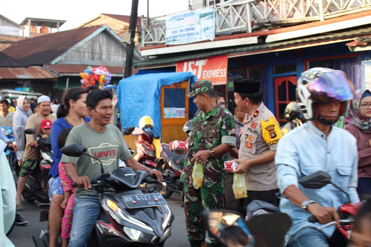Kodim 0419/Tanjab dan Polres Tanjab Barat Bagi-bagi Takjil ke Pengendara